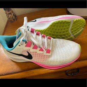 Womens size 7.5 Nike Zoom tennis shoes